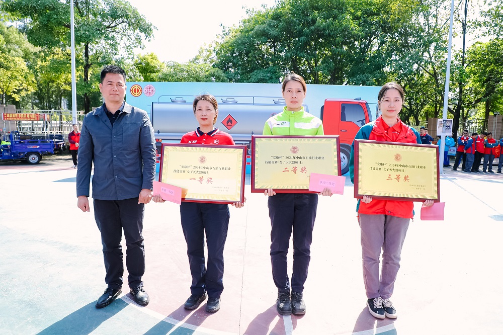 徐克偉董事長(zhǎng)與全體員工大合照 徐克偉董事長(zhǎng)與全體員工大合照