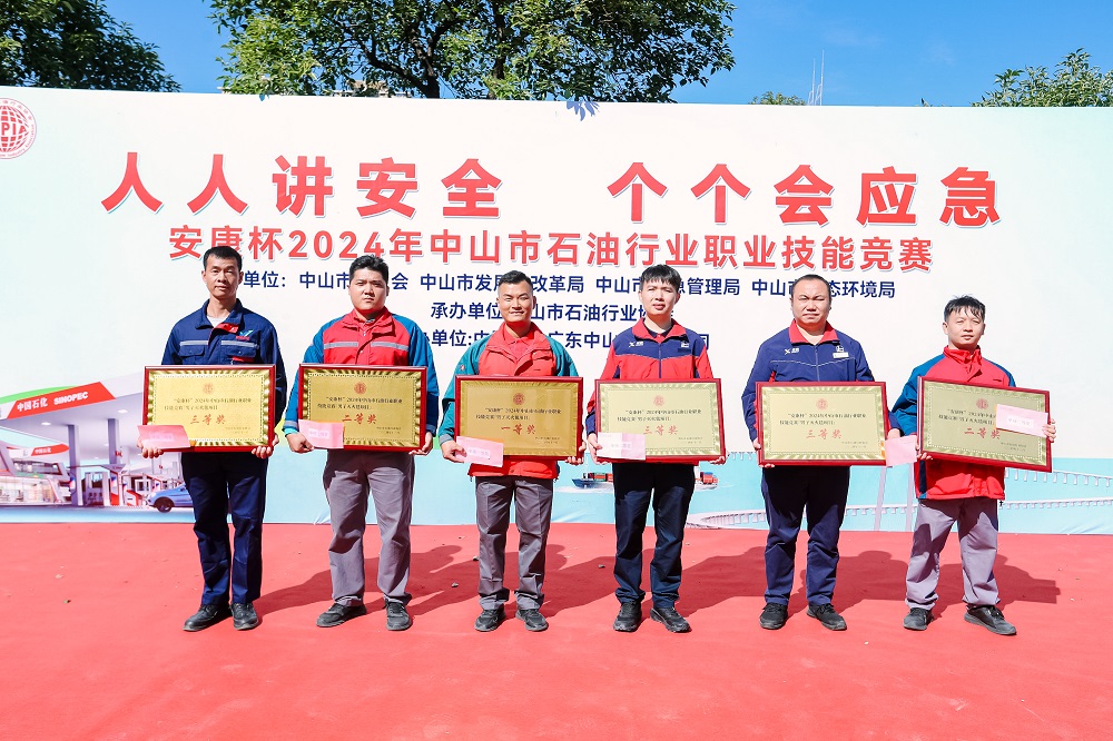 徐克偉董事長(zhǎng)與全體員工大合照 徐克偉董事長(zhǎng)與全體員工大合照